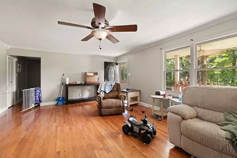 Living - 588 Frankfort School Rd, Corbin, KY 40701 photo 2 of 5