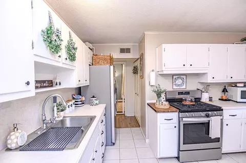 Kitchen - 6510 Cherry Ct, Utica, KY 42376 photo 3 of 3
