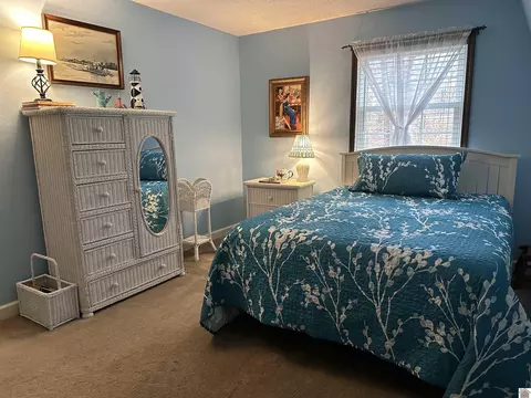 Bedroom - 894 Forest Dr, Benton, KY 42025 photo 6 of 10