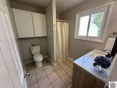 Bath - 101 E Y Dr, Murray, KY 42071 photo 2 of 4