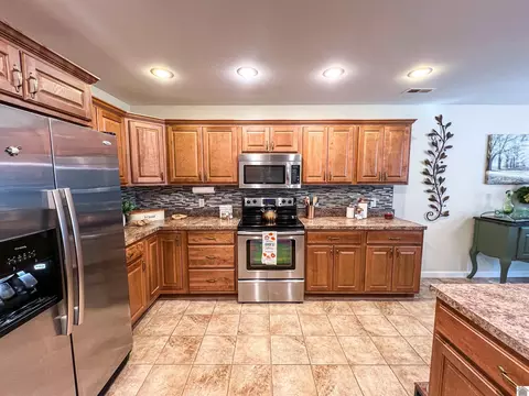 Kitchen - 2757 Legends Dr, Paducah, KY 42001 photo 3 of 5
