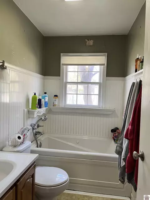 Bath - 307 E 14th St, Benton, KY 42025 photo 3 of 4