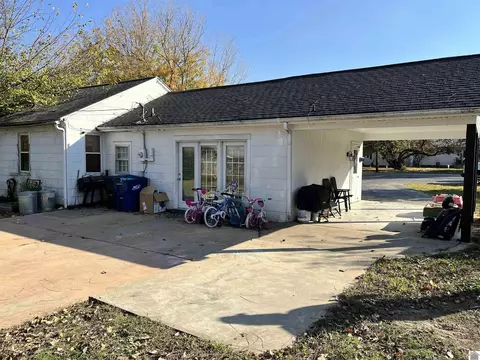 Exterior - 307 E 14th St, Benton, KY 42025 photo 3 of 6