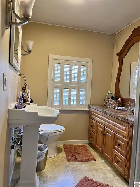 Bath - 307 E 14th St, Benton, KY 42025 photo 2 of 4