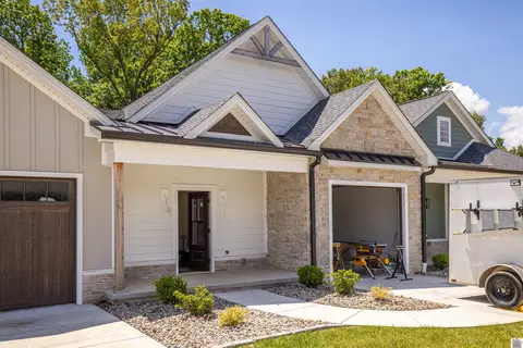 757 Eagle Point Dr, Grand Rivers, KY 42045