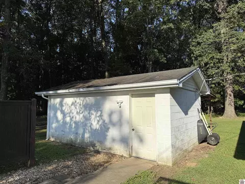 Exterior - 715 Shoemaker Rd, Murray, KY 42071 photo 8 of 14