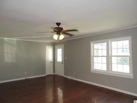 Living - 105 E Farthing St, Mayfield, KY 42066 photo 1 of 2