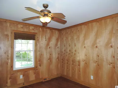 Bedroom - 105 E Farthing St, Mayfield, KY 42066 photo 2 of 3