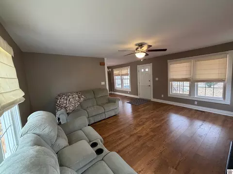 Living - 3975 Contest Rd, Paducah, KY 42001 photo 3 of 5