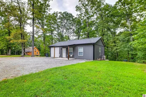 120 Wooded Acres Ln, Murray, KY 42071