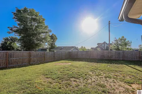 Exterior - 302 N 5th St, Mayfield, KY 42066 photo 5 of 5