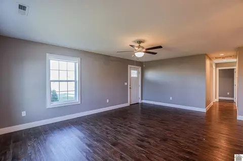 Living - 302 N 5th St, Mayfield, KY 42066 photo 4 of 5
