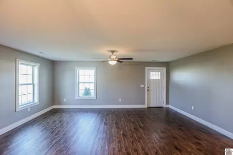 Living - 302 N 5th St, Mayfield, KY 42066 photo 3 of 5