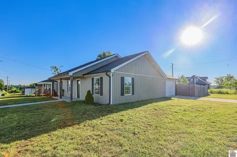Exterior - 302 N 5th St, Mayfield, KY 42066 photo 2 of 5