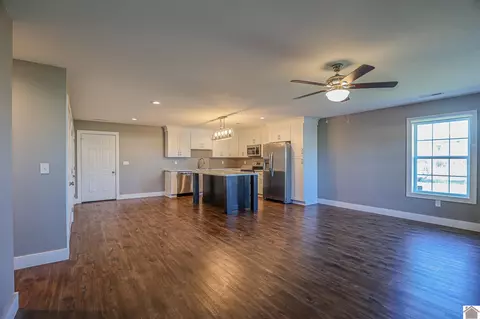 Living - 302 N 5th St, Mayfield, KY 42066 photo 2 of 5