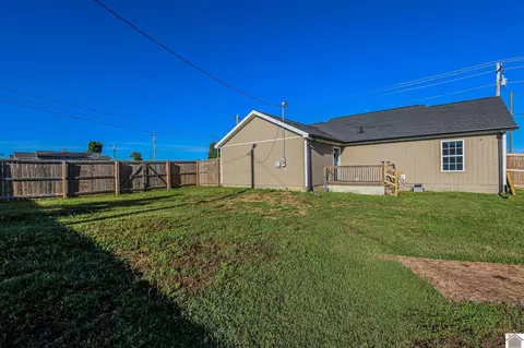 Exterior - 302 N 5th St, Mayfield, KY 42066 photo 3 of 5