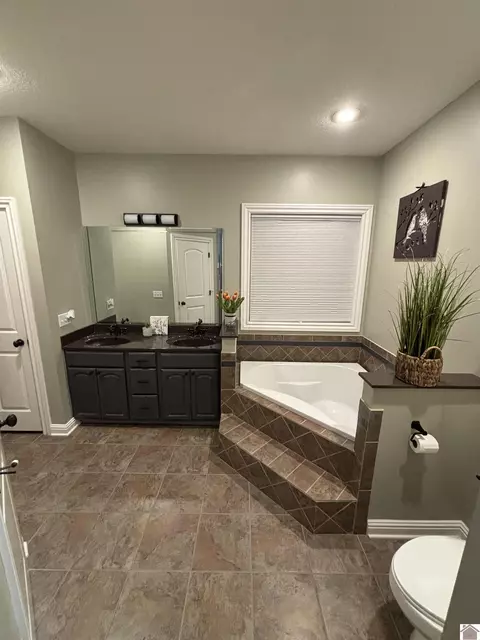Bath - 2255 Hal Dr, Murray, KY 42071 photo 3 of 4