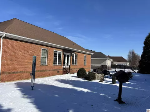 Exterior - 2255 Hal Dr, Murray, KY 42071 photo 6 of 12