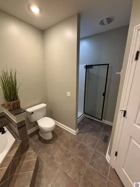 Bath - 2255 Hal Dr, Murray, KY 42071 photo 4 of 4