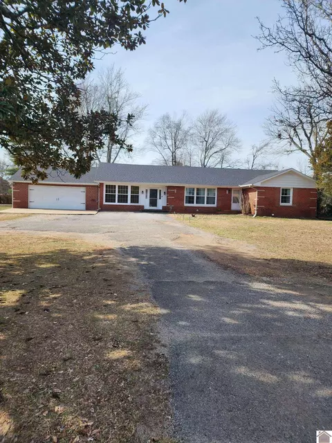 6421 Benton Rd, Paducah, KY 42003