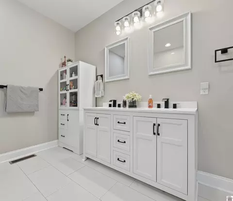 Bath - 1404 Doran Rd S, Murray, KY 42071 photo 2 of 6