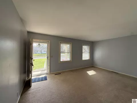 Living - 804 Guthrie Dr, Murray, KY 42071 photo 1 of 5
