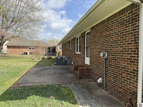 Exterior - 804 Guthrie Dr, Murray, KY 42071 photo 3 of 8