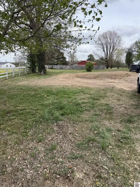 698 Olive St, Lacenter, KY 42056