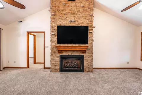 Living - 1091 Deepwood Dr, Murray, KY 42071 photo 2 of 5