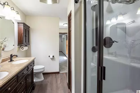 Bath - 1091 Deepwood Dr, Murray, KY 42071 photo 2 of 4