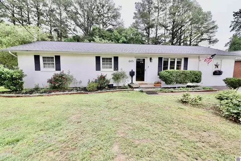 605 Meadow Ln, Murray, KY 42071