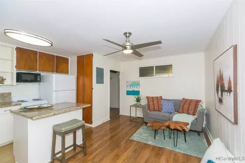 423 Kaiolu St #104, Honolulu, HI 96815