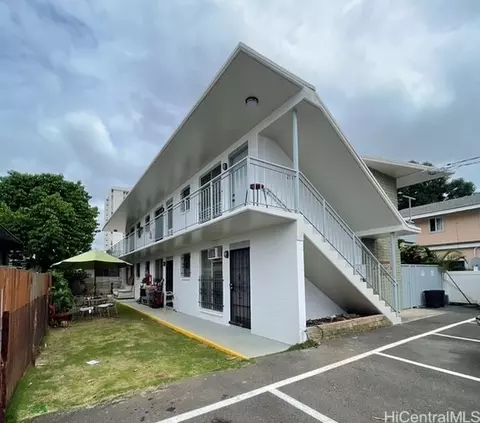 2710 Kaaha St, Honolulu, HI 96826