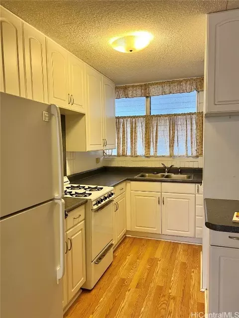 1605 Pensacola St #102, Honolulu, HI 96822