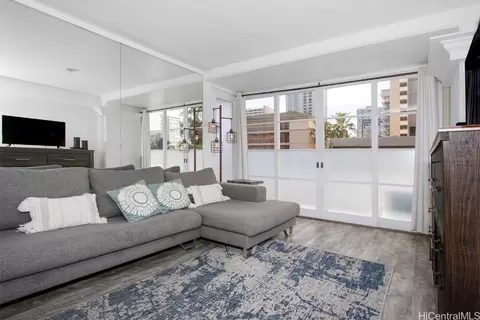 445 Kaiolu St #310, Honolulu, HI 96815