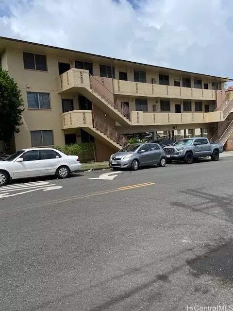 1106 Hassinger St #302, Honolulu, HI 96822