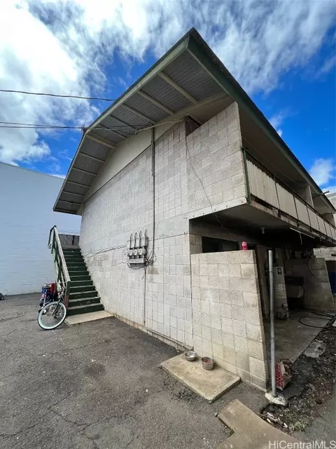 1722 Democrat St, Honolulu, HI 96819