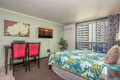 2425 Kuhio Ave #704, Honolulu, HI 96815