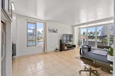 445 Kaiolu St #311, Honolulu, HI 96815
