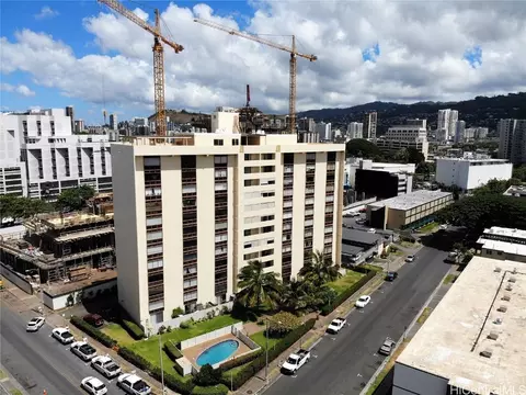 910 Ahana St #708, Honolulu, HI 96814