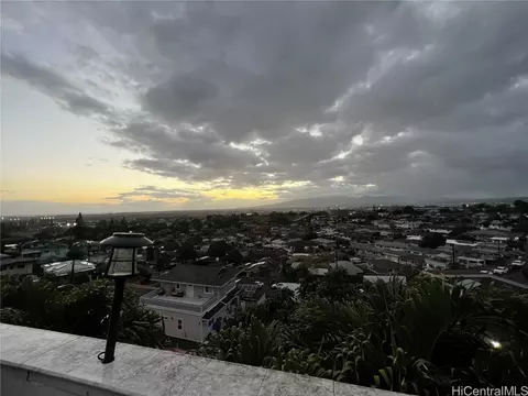 1070 Wanaka St, Honolulu, HI 96818