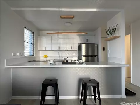 3033 Ala Napuaa Pl #302, Honolulu, HI 96818