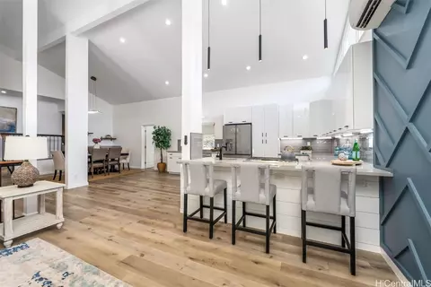 727 Hahaione St, Honolulu, HI 96825