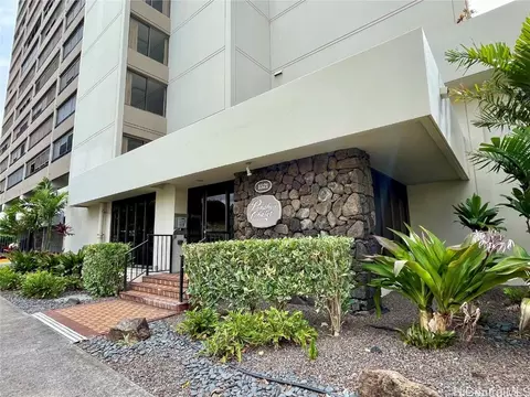 1521 Alexander St #302, Honolulu, HI 96822