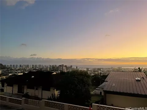 1108 Kaumailuna Pl #A, Honolulu, HI 96817