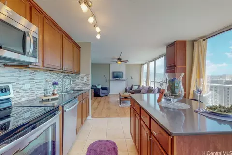 2421 Tusitala St #1604, Honolulu, HI 96815