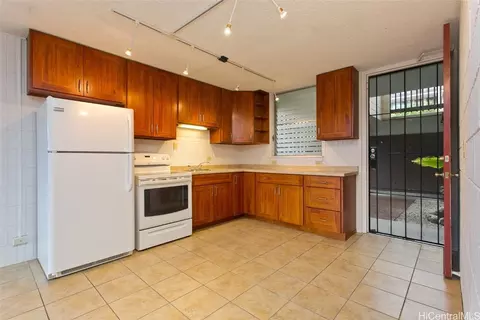1524 Pensacola St #1, Honolulu, HI 96822