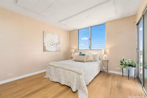3370 Salt Lake Blvd #301, Honolulu, HI 96818