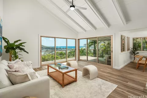 806 Kaahue St, Honolulu, HI 96825