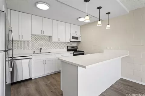 1687 Pensacola St #902, Honolulu, HI 96822